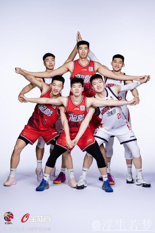 广州男篮发布新赛季球队定妆照，展现多样组合风采